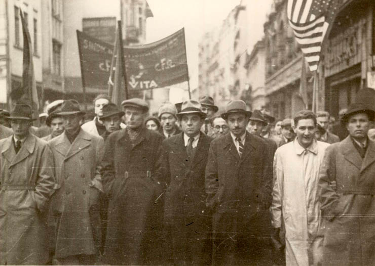 Conducători ai muncitorimii în fruntea unei manifestaţii populare din Capitală pentru un guvern F.N.D. (28 oct. 1944)