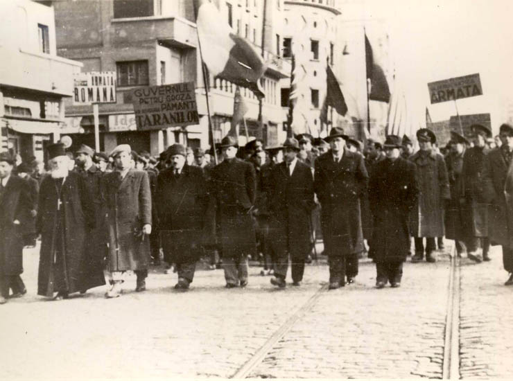 Nicolae Ceauşescu în fruntea unui grup de demonstranţi pentru sprijinirea Guvernului democratic dr. Petru Groza, instaurat la 6 martie 1945. (6 martie 1945)