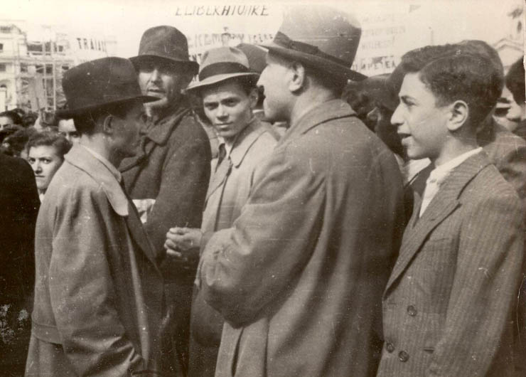 Imagine reprezentând pe Nicolae Ceauşescu şi alţi participanţi la o mare manifestaţie populară organizată de P.C.R. la Bucureşti, în Piaţa Palatului. (<martie 1945>)