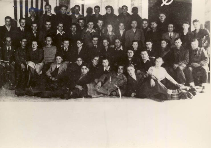 Iaşi. Grup de participanţi la Conferinţa U.T.C. Moldova din aprilie 1945. În rândul al treilea se află Nicolae Ceauşescu. (aprilie 1945)