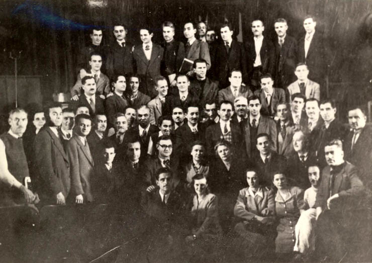 Bucureşti, octombrie 1945. Nicolae Ceauşescu în mijlocul unor delegaţi la Conferinţa Naţională a P.C.R. (oct. 1945)