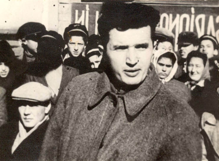 Nicolae Ceauşescu în mijlocul tinerilor la un miting electoral. (1946)