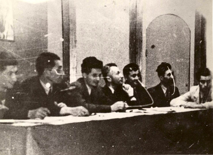 Constanţa, Sala Elpis, 1946. Nicolae Ceauşescu împreună cu activişti ai Regionalei P.C.R. Dobrogea la masa prezidiului. (1946)