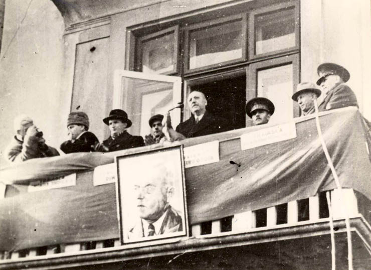 Nicolae Ceauşescu la un miting organizat în oraşul Constanţa la sfârşitul anului 1946. (1946)