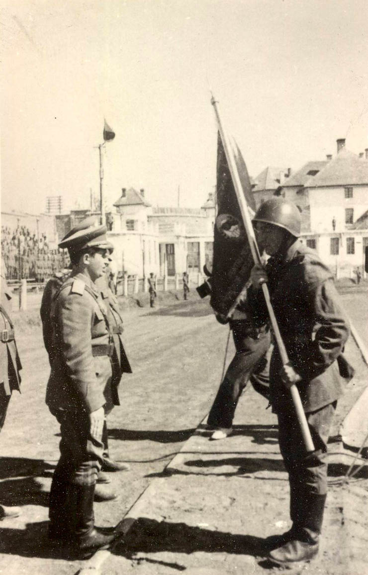Înmânarea drapelului roşu al U.T.M. Organizaţiei de tineret din Regimentul 36 Artilerie Tg. Jiu, pe stadionul din Craiova. 1950. (1950)