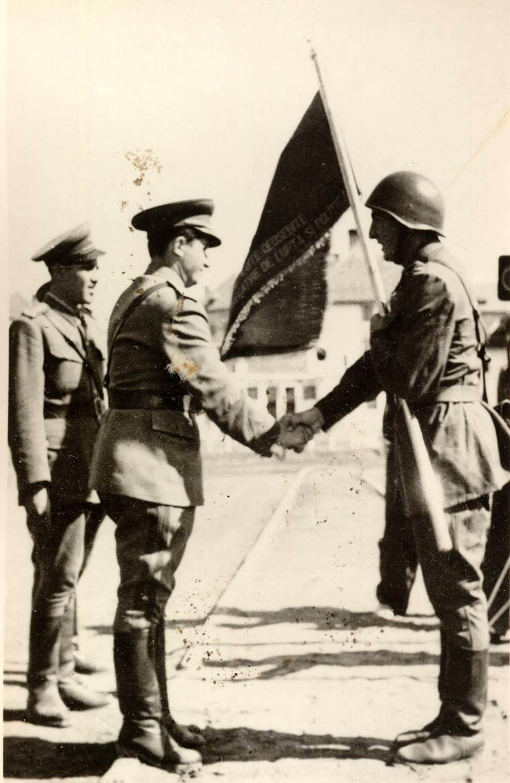 Înmânarea drapelului roşu al U.T.M. Organizaţiei de tineret din Regimentul 36 Artilerie Tg. Jiu, pe stadionul din Craiova. 1950. (1950)