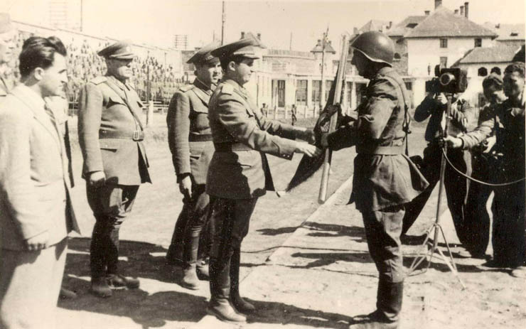 Craiova, 1950. Înmânarea drapelului roşu al U.T.C. unei organizaţii de tineret dintr-un regiment de artilerie din Tg.Jiu. (1950)