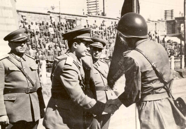 Înmânarea drapelului roşu al U.T.M. Organizaţiei de tineret din Regimentul 36 Artilerie Tg. Jiu, pe stadionul din Craiova. 1950. (1950)