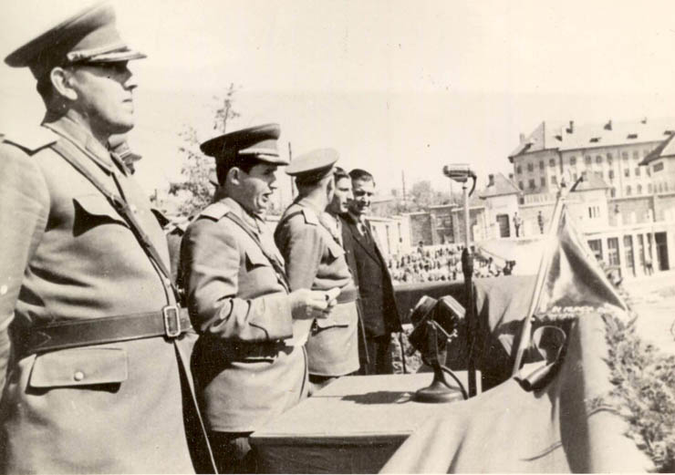 Craiova, 1950. Înmânarea drapelului roşu al U.T.C. unei organizaţii de tineret dintr-un regiment de artilerie din Tg.Jiu. (1950)