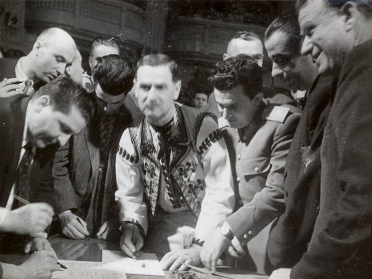 Bucureşti, octombrie 1951. Nicolae Ceauşescu semnează Apelul lansat de Consiliul Mondial al Păcii. (oct.1951)