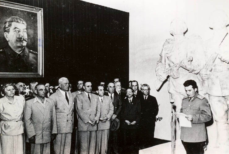 Bucureşti, 9 mai 1952. Deschiderea în incinta Casei Centrale a Armatei a „Expoziţiei permanente a relaţiilor militare româno-ruse”. (9 mai 1952)