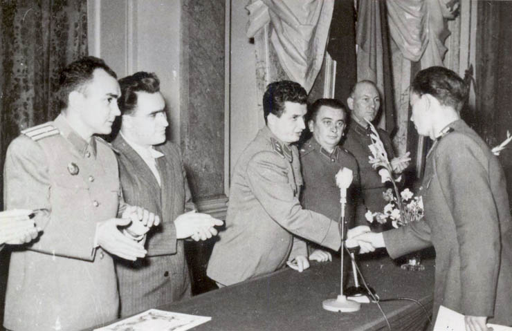 1952. Aspecte din timpul înmânării unor distincţii uteciştilor care au participat la Consfătuirea pe armată a fruntaşilor în pregătirea de luptă şi politică. (1952)