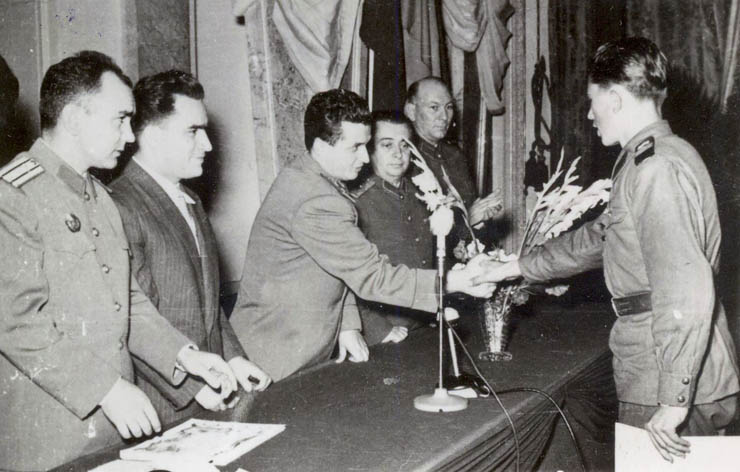 1952. Aspecte din timpul înmânării unor distincţii uteciştilor care au participat la Consfătuirea pe armată a fruntaşilor în pregătirea de luptă şi politică. (1952)