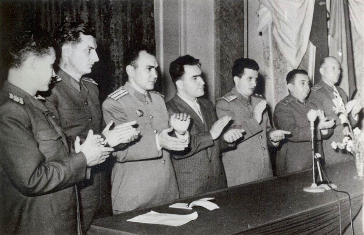 1952. Aspecte din timpul înmânării unor distincţii uteciştilor care au participat la Consfătuirea pe armată a fruntaşilor în pregătirea de luptă şi politică. (1952)