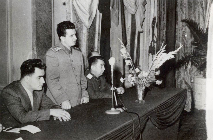 1952. Aspecte din timpul înmânării unor distincţii uteciştilor care au participat la Consfătuirea pe armată a fruntaşilor în pregătirea de luptă şi politică. (1952)