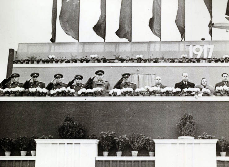 Bucureşti, 7 noiembrie 1953. Aspecte de la tribuna oficială, cu prilejul aniversării a 36 de ani de la Marea Revoluţie Socialistă din octombrie. (7 nov. 1953)