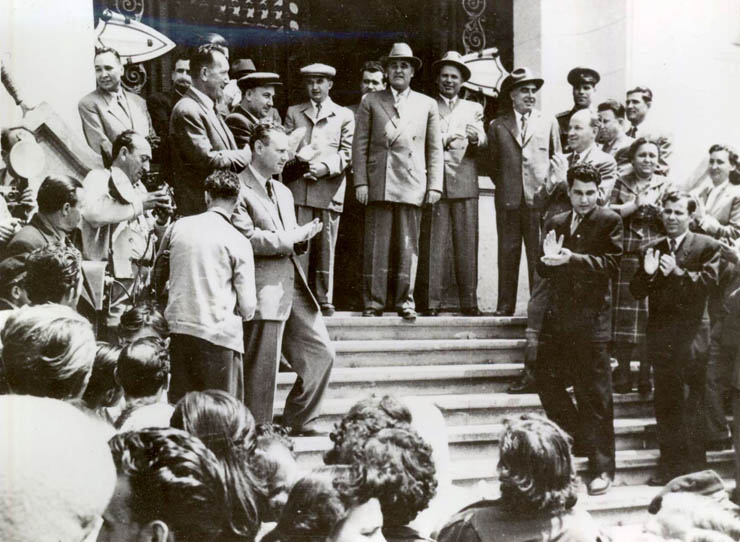 Mai 1958 – Craiova. Nicolae Ceauşescu şi alţi conducători de partid şi de stat în faţa clădirii Sfatului Popular Regional. (mai 1958)