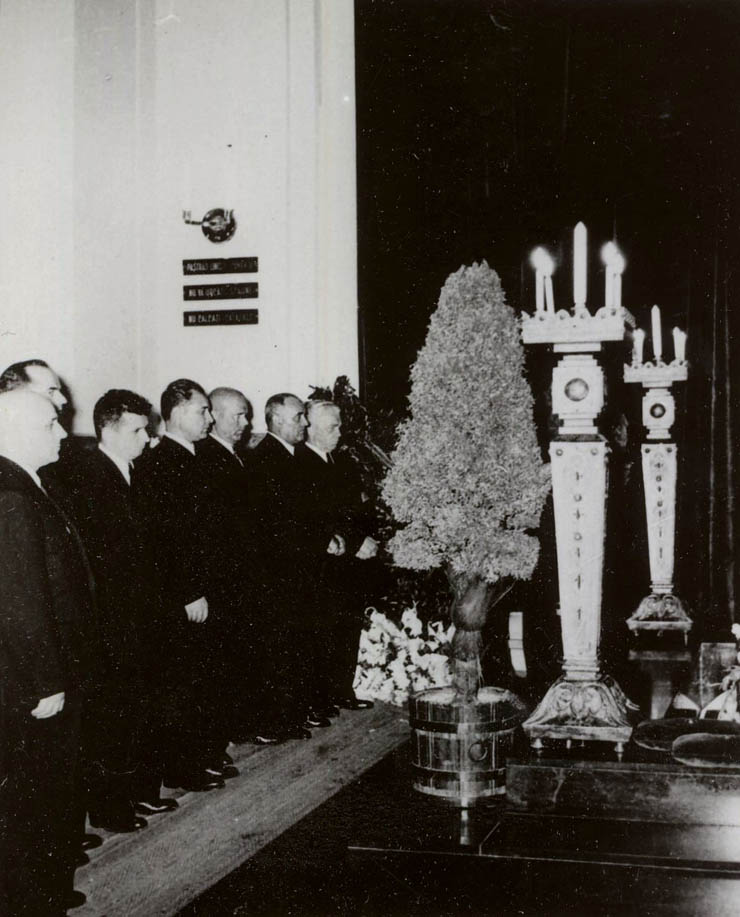 Bucureşti, 1 august 1958. Serviciul de gardă la funeraliile lui Teodor Iordăchescu.(1 august 1958)