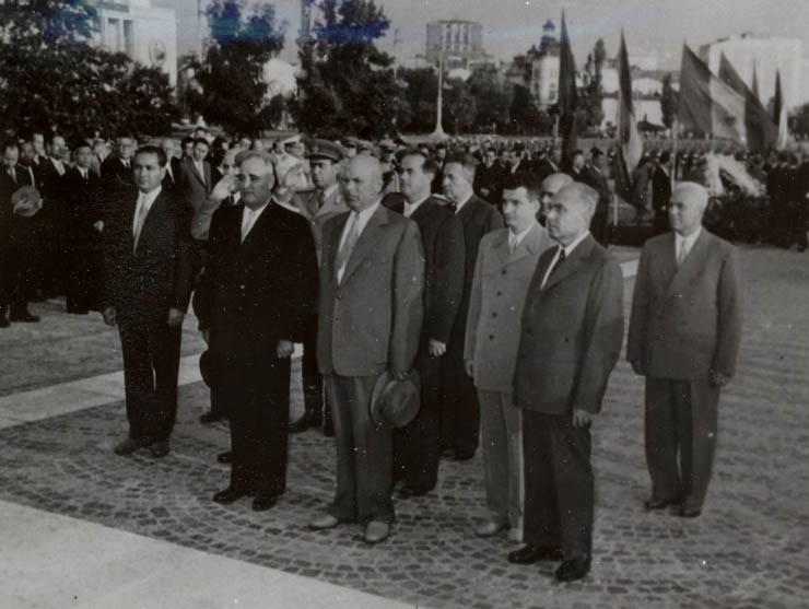 Bucureşti, 2 iunie 1959. Nicolae Ceauşescu împreună cu alţi conducători de partid şi de stat vizitând expoziţia economică a R.P. China. (2 iunie 1959)