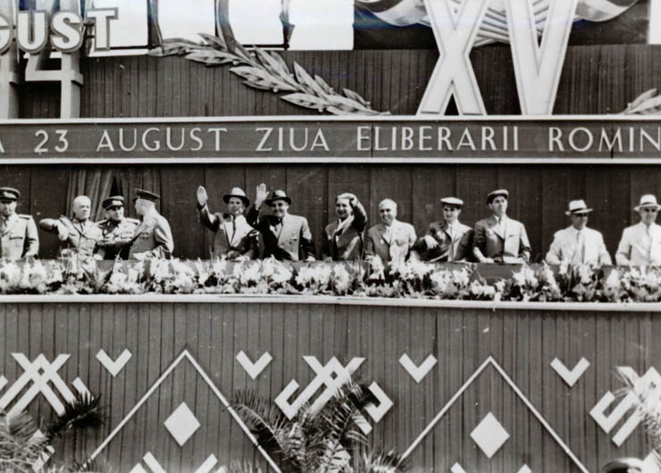 Nicolae Ceauşescu şi alţi conducători de partid şi de stat în timpul demonstraţiei oamenilor muncii din Capitală, cu ocazia zilei de 23 August 1959. (1959)