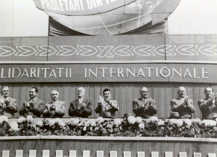 1 mai 1960. Nicolae Ceauşescu în tribuna oficială din Piaţa Aviatorilor – Bucureşti, cu prilejul sărbătoririi Zilei Internaţionale a Oamenilor Muncii. (1 mai 1960)