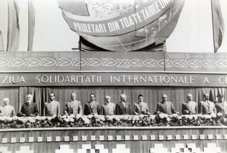 1 mai 1960. Nicolae Ceauşescu în tribuna oficială din Piaţa Aviatorilor – Bucureşti, cu prilejul sărbătoririi Zilei Internaţionale a Oamenilor Muncii. (1 mai 1960)