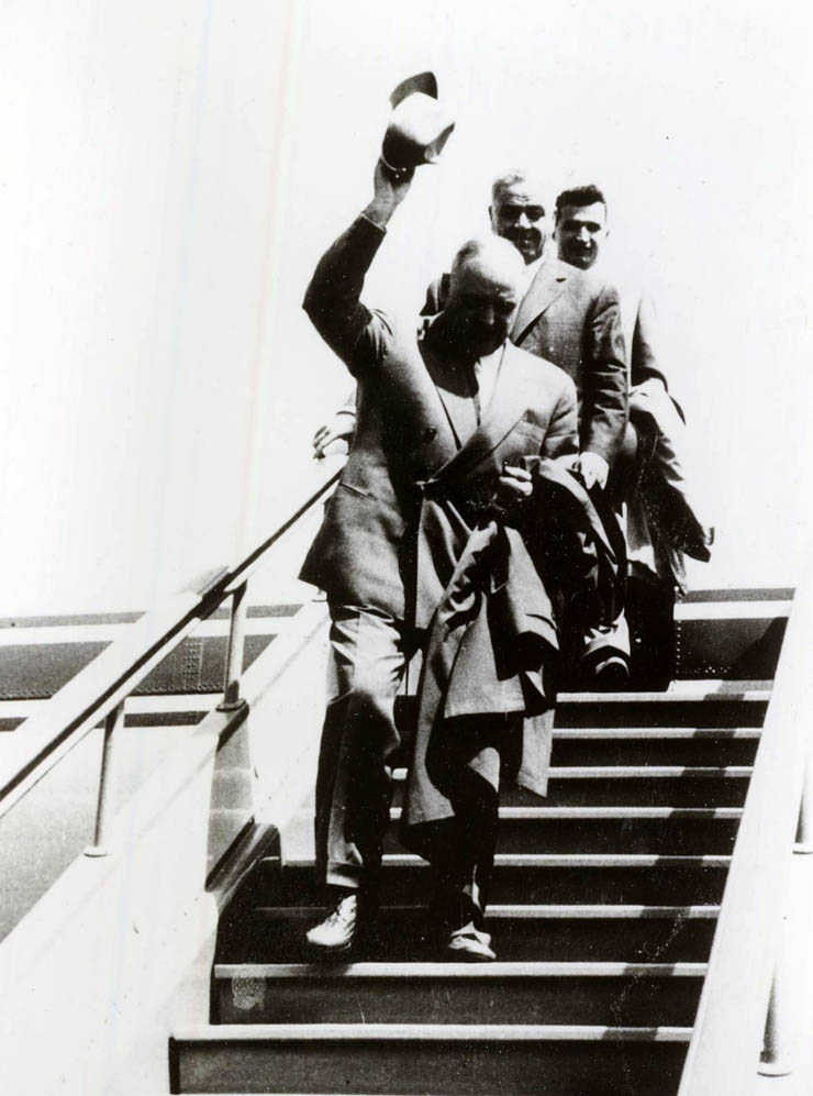 Nicolae Ceauşescu pe aeroportul Băneasa la întoarcerea după vizita oficială efectuată în U.R.S.S. August 1961. (august 1961)