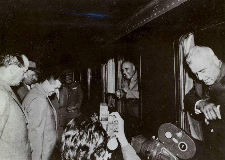 Bucureşti, iunie 1963. Aspect de la solemnitatea decorării lui Leontin Sălăjan cu prilejul împlinirii vârstei de 50 de ani. (iunie 1963)