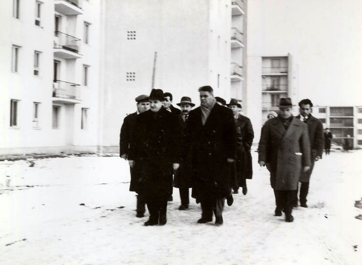 Februarie 1965. Nicolae Ceauşescu vizitează la Piteşti un nou complex de locuinţe. (febr.1965)