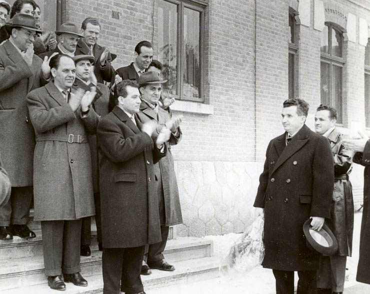Februarie 1965. Nicolae Ceauşescu vizitează liceul „Nicolae Bălcescu” din Piteşti. (febr.1965)