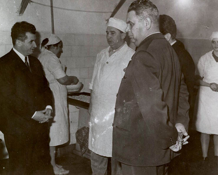 Februarie 1965. Nicolae Ceauşescu vizitează liceul „Nicolae Bălcescu” din Piteşti. (febr.1965)