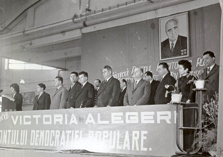 Februarie 1965. Nicolae Ceauşescu participând la mitingul electoral organizat în incinta Combinatul de Prelucrare a Lemnului  din Piteşti. (febr.1965)