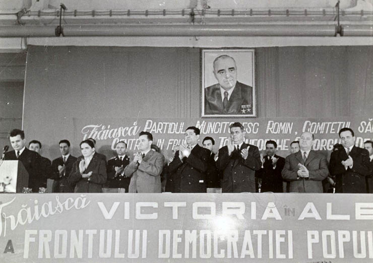 Februarie 1965. Nicolae Ceauşescu participând la mitingul electoral organizat în incinta Combinatul de Prelucrare a Lemnului  din Piteşti. (febr.1965)