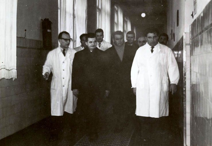 Februarie 1965. Nicolae Ceauşescu vizitând spitalul „Nicolae Bălcescu”. (febr.1965)