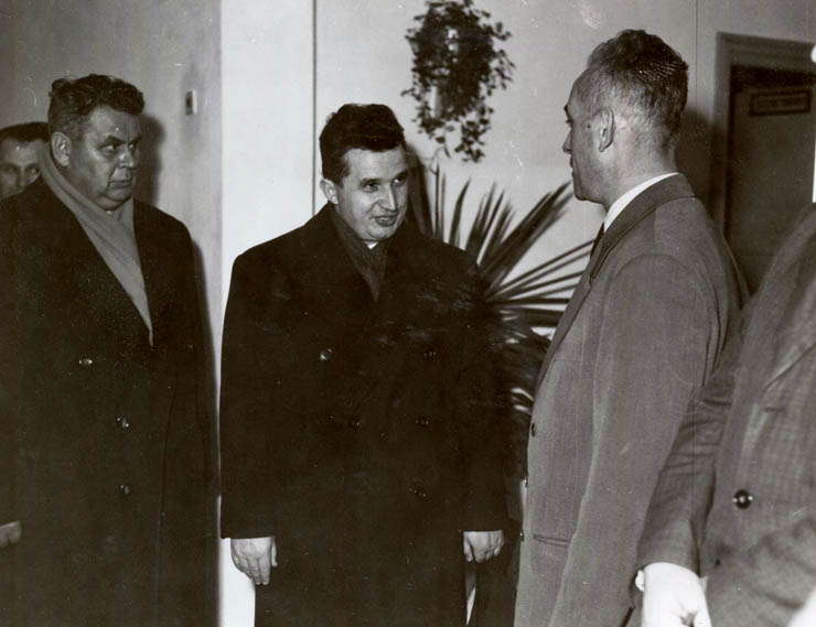 Piteşti, februarie 1965. Nicolae Ceauşescu vizitând noul magazin de autoservire din cartierul „Bucureşti”. (febr.1965)