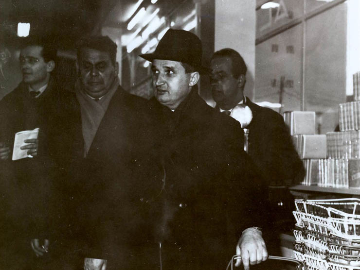 Piteşti, februarie 1965. Nicolae Ceauşescu vizitând noul magazin de autoservire din cartierul „Bucureşti”. (febr.1965)