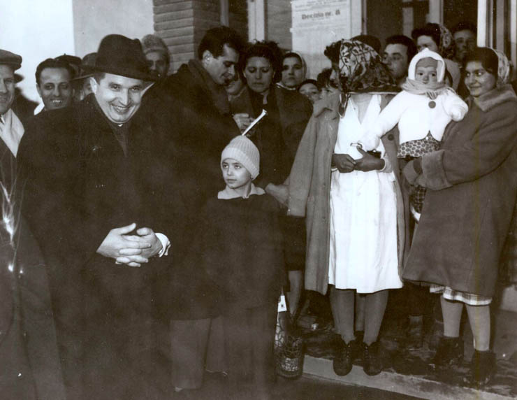 Piteşti, februarie 1965. Nicolae Ceauşescu vizitând noul magazin de autoservire din cartierul „Bucureşti”. (febr.1965)