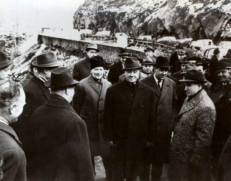 Nicolae Ceauşescu şi alţi conducători de partid şi de stat la Piteşti, cu prilejul vizitării Hidrocentralei de pe Argeş (inaugurarea) şi a altor obiective. (1966)