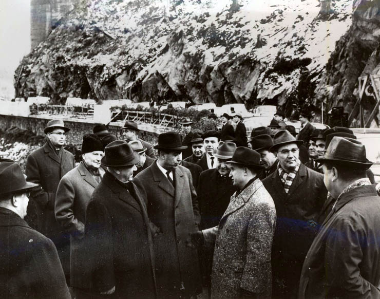 Nicolae Ceauşescu şi alţi conducători de partid şi de stat la Piteşti, cu prilejul vizitării Hidrocentralei de pe Argeş (inaugurarea) şi a altor obiective. (1966)