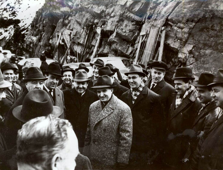 Nicolae Ceauşescu şi alţi conducători de partid şi de stat la Piteşti, cu prilejul vizitării Hidrocentralei de pe Argeş (inaugurarea) şi a altor obiective. (1966)