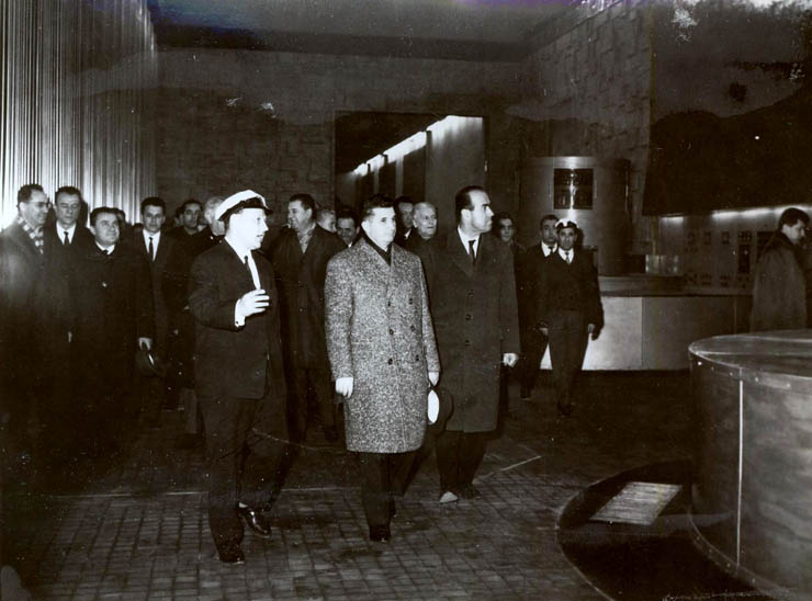 Nicolae Ceauşescu şi alţi conducători de partid şi de stat la Piteşti, cu prilejul vizitării Hidrocentralei de pe Argeş (inaugurarea) şi a altor obiective. (1966)