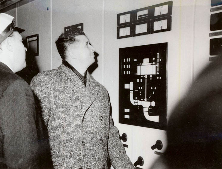 Nicolae Ceauşescu şi alţi conducători de partid şi de stat la Piteşti, cu prilejul vizitării Hidrocentralei de pe Argeş (inaugurarea) şi a altor obiective. (1966)