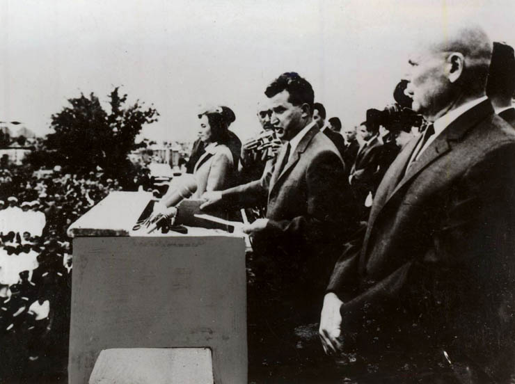 Nicolae Ceauşescu expunând cuvântarea cu prilejul împlinirii a 5 decenii de la Epopeea Naţională de la Mărăşeşti. (12 august 1967)