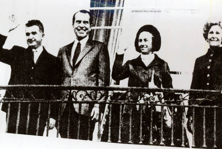 Din balconul Casei Albe, Nicolae Ceauşescu şi Richard Nixon salută asistenţa din marele parc al reşedinţei guvernamentale. (26 oct.1970)