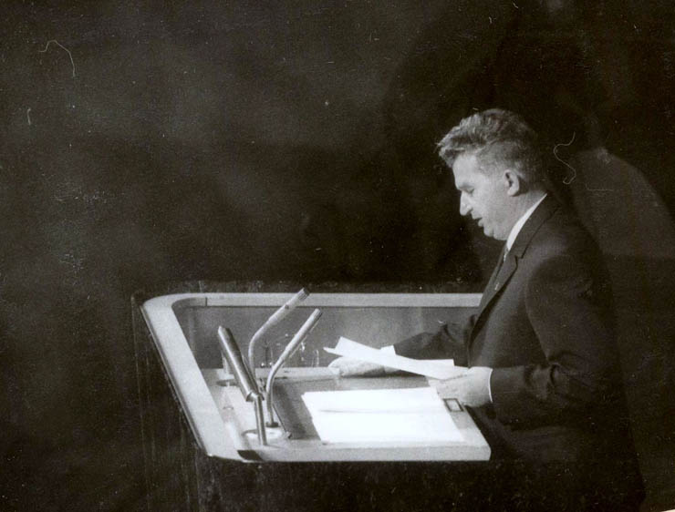 Nicolae Ceauşescu prezentându-şi expunerea la Sesiunea anuală a O.N.U. – oct.1970. (oct.1970)
