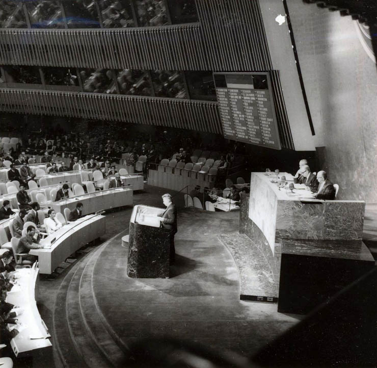 Nicolae Ceauşescu prezentându-şi expunerea la Sesiunea anuală a O.N.U. – oct.1970. (oct.1970)