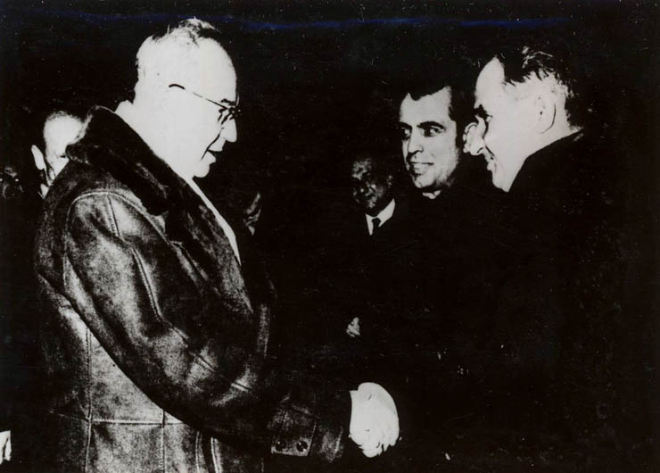 Nicolae Ceauşescu şi Gustav Husák, în momentul plecării delegaţiei cehoslovace spre patrie. (3 martie 1971)