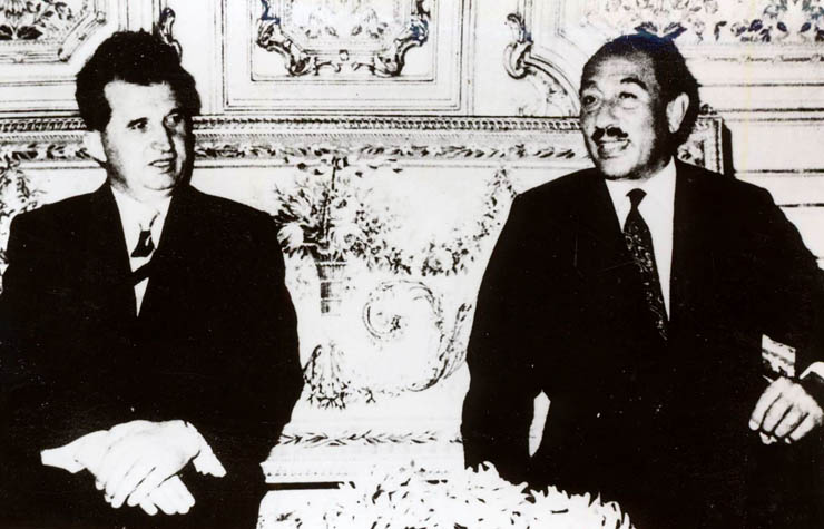 Nicolae Ceauşescu şi Anwar Al. Sadat în timpul unei întrevederi la Palatul Kubbeh – Cairo. (6 aprilie 1971)