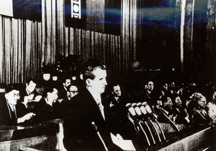 Nicolae Ceauşescu vorbind la mitingul prieteniei mongolo-române de la Utan Bator. (23 iunie 1971)