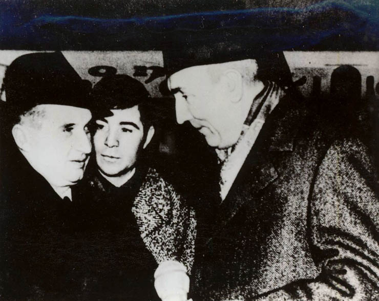 La sosirea pe aeroportul din Varşovia, Nicolae Ceauşescu este întâmpinat de Edward Gierek. (5 dec.1971)